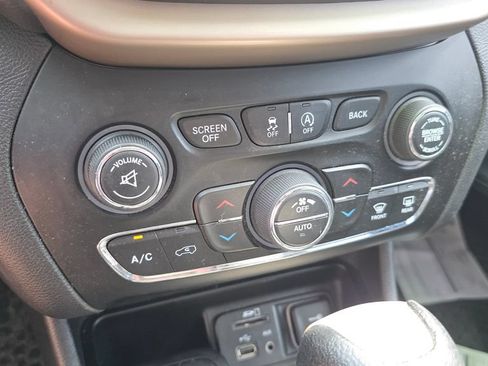 Used 2015 Jeep Cherokee Latitude w/ Comfort/Convenience Group AWD/4WD image 19