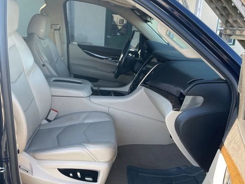 Used 2019 Cadillac Escalade Premium Luxury image 10