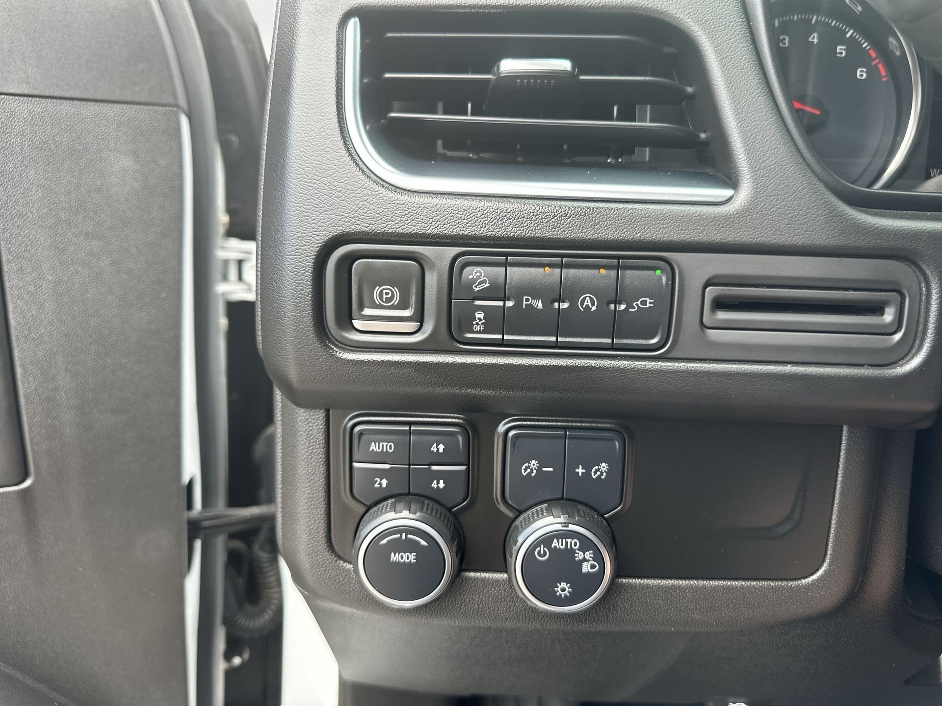 Used 2021 Chevrolet Tahoe Z71 AWD/4WD image 18