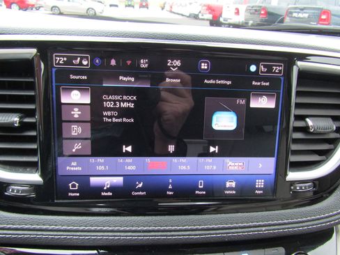 Used 2021 Chrysler Pacifica Limited w/ Uconnect Theater Family Group image 30