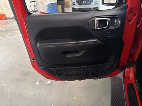 Used 2019 Jeep Wrangler Unlimited Sahara image 17