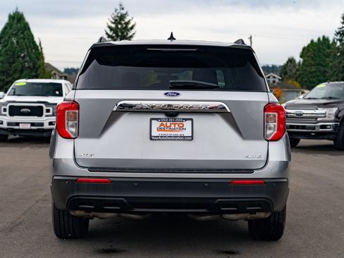 Used 2022 Ford Explorer XLT image 11