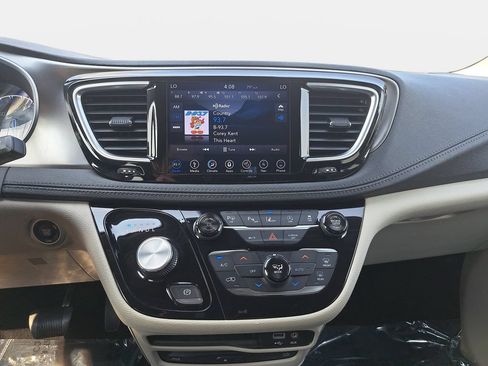 Used 2018 Chrysler Pacifica Limited w/ Advanced Safetytec Group FWD image 22