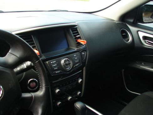 Used 2018 Nissan Pathfinder SV image 7