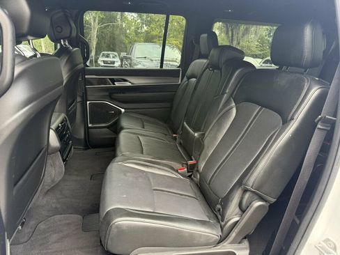 Used 2025 Jeep Wagoneer L Series II w/ 8-pass Seating Package AWD/4WD image 8