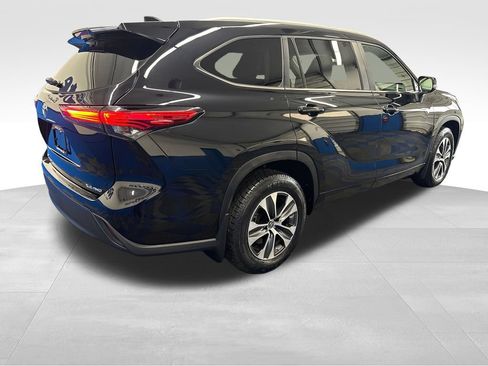 Used 2023 Toyota Highlander XLE AWD/4WD image 9