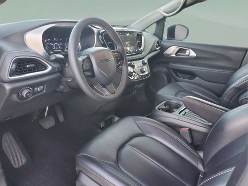 Used 2023 Chrysler Pacifica Touring-L w/ Uconnect Theater Family Group FWD image 14