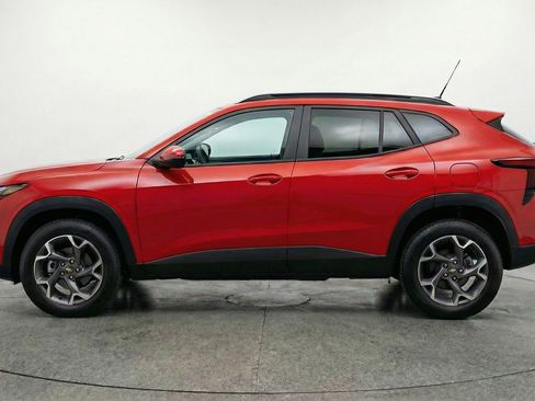 Used 2025 Chevrolet Trax LT FWD image 5