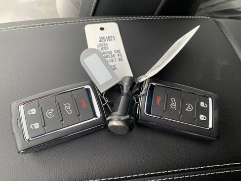 New 2025 Jeep Grand Cherokee L Altitude image 37