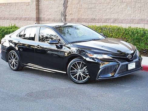 Used 2022 Toyota Camry SE image 3