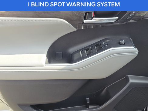 Used 2020 Toyota Highlander Limited image 17