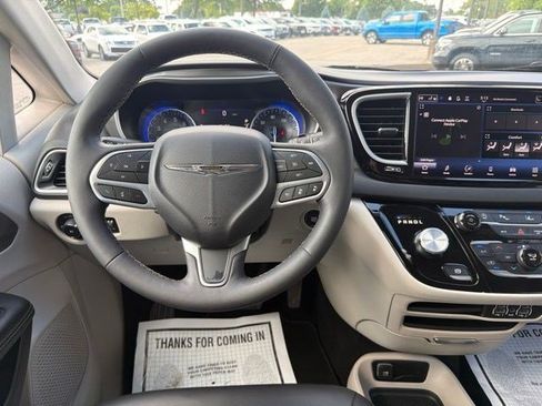Used 2023 Chrysler Pacifica Touring-L FWD image 25
