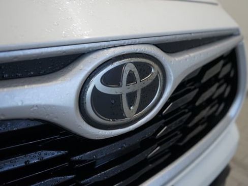 Used 2021 Toyota Highlander XLE image 18