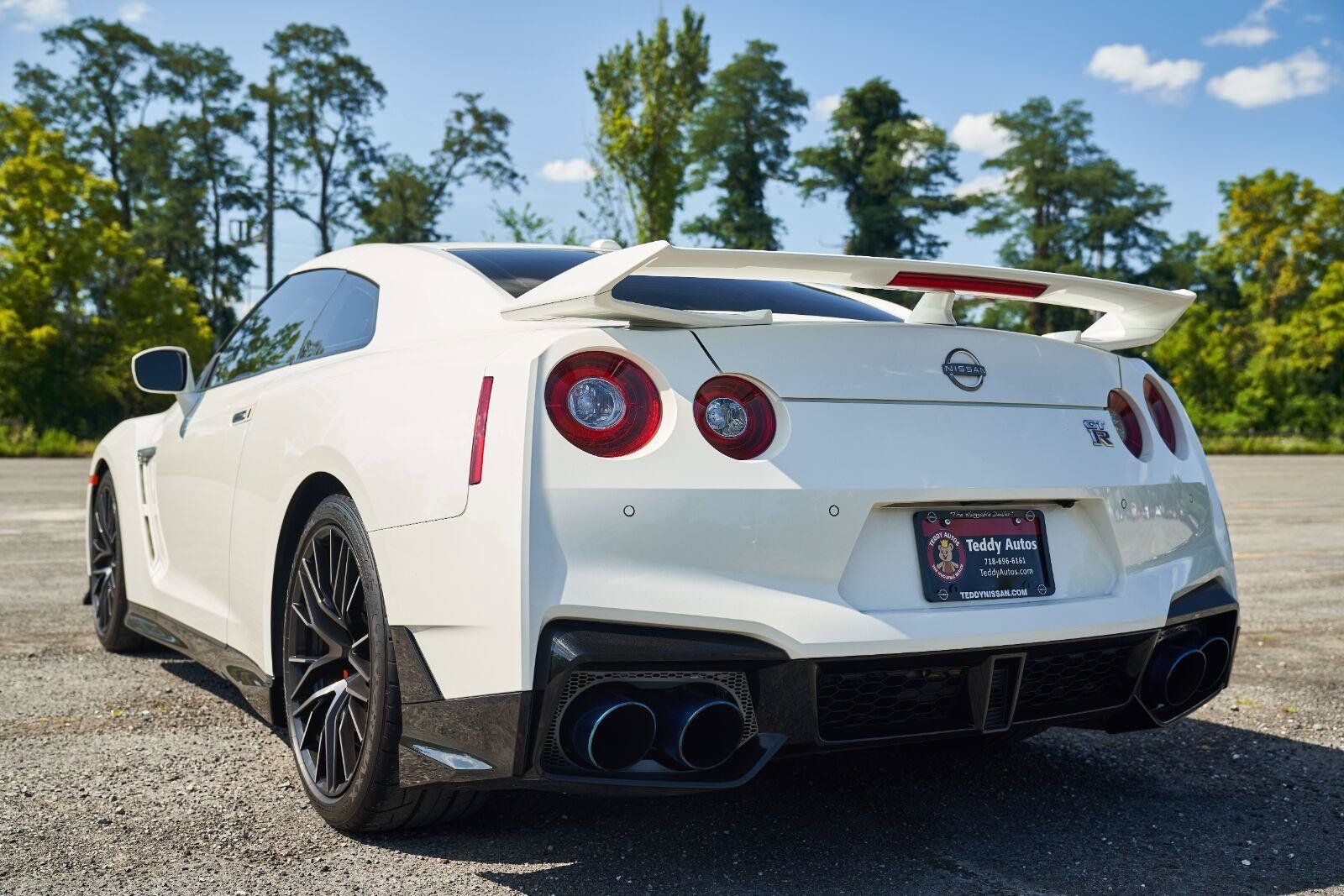 Certified 2024 Nissan GT-R Premium w/ Premium Interior Package AWD/4WD image 43