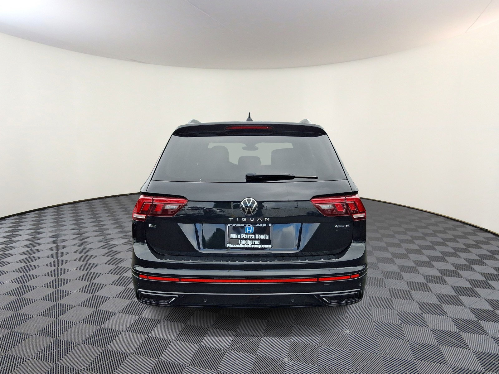 Used 2024 Volkswagen Tiguan SE R-Line AWD/4WD image 6