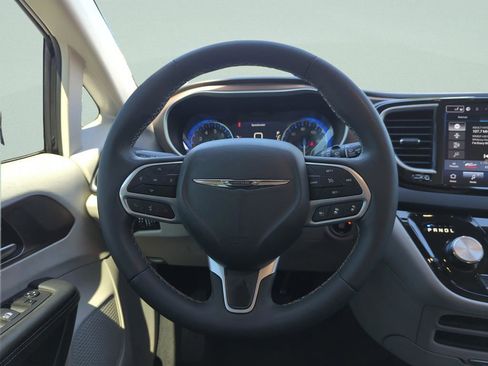 Used 2024 Chrysler Voyager LX image 21