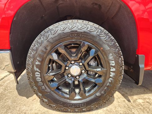 Used 2024 Chevrolet Silverado 1500 LT w/ Z71 Off-Road Package AWD/4WD image 11