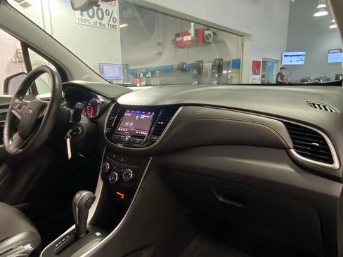 Used 2021 Chevrolet Trax LT FWD image 32