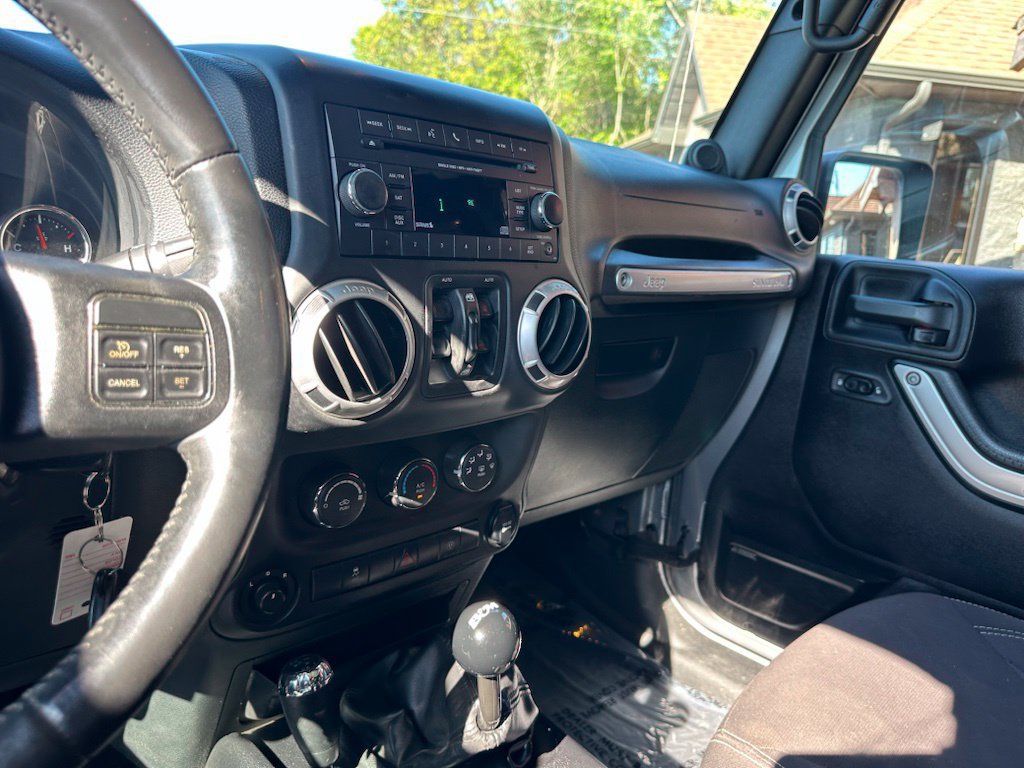 Used 2014 Jeep Wrangler Unlimited Sahara w/ Connectivity Group AWD/4WD image 12