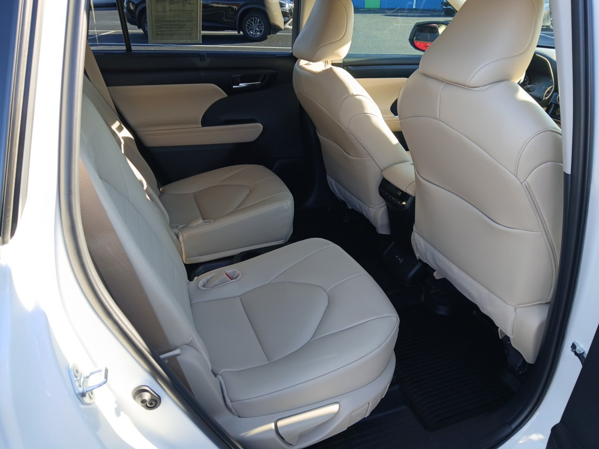 Used 2025 Toyota Highlander XLE FWD image 30