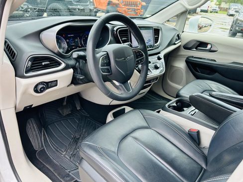 Used 2022 Chrysler Pacifica Touring-L FWD image 14