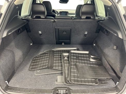 Used 2020 Volvo XC40 T5 Momentum w/ Protection Package Premier image 11