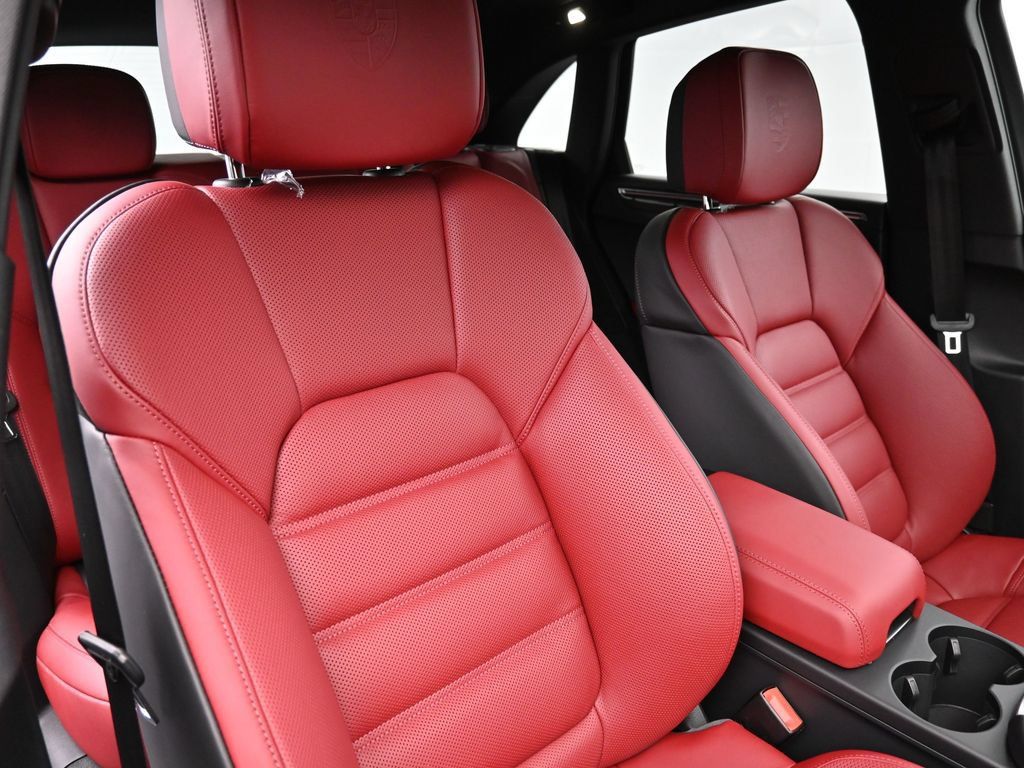 Certified 2026 Porsche Macan AWD/4WD image 19
