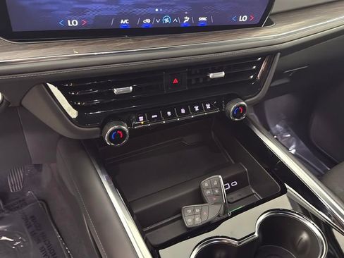 Used 2025 Chevrolet Suburban LS image 23