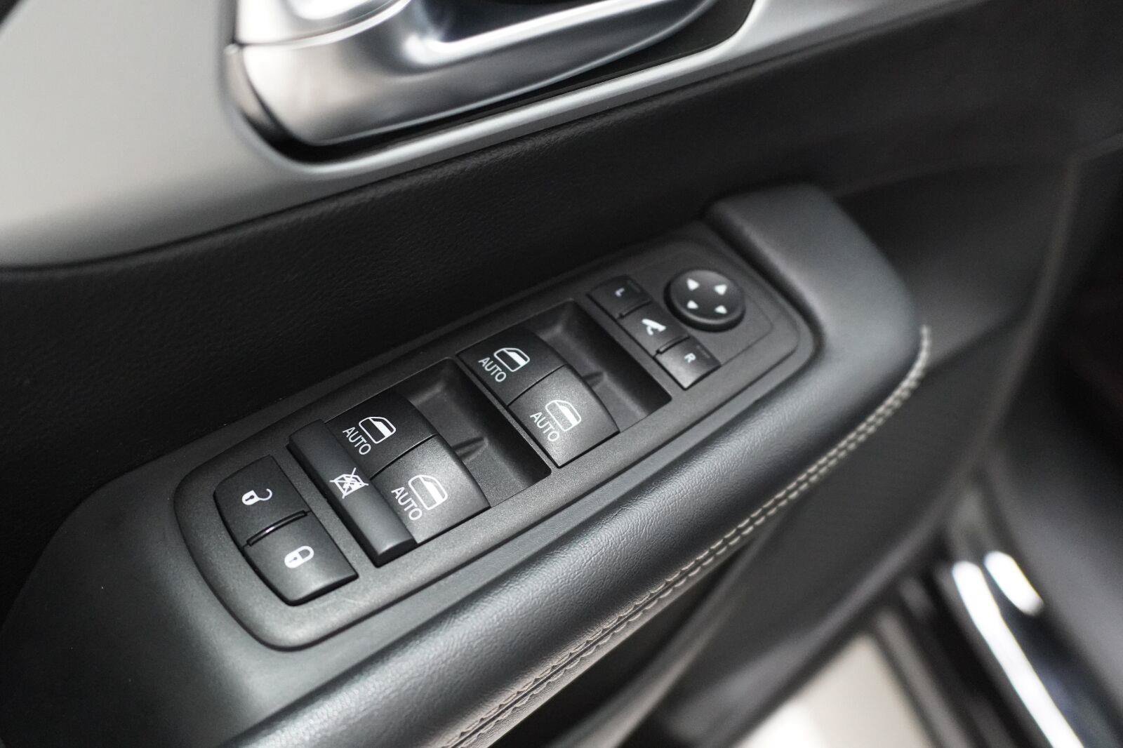 Used 2025 Chrysler Pacifica Limited FWD image 7