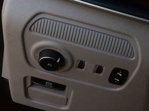 Used 2023 Jeep Wagoneer 4WD w/ Premium Group I image 26