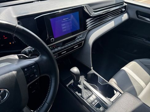 Used 2025 Toyota Camry SE w/ Convenience Package image 20