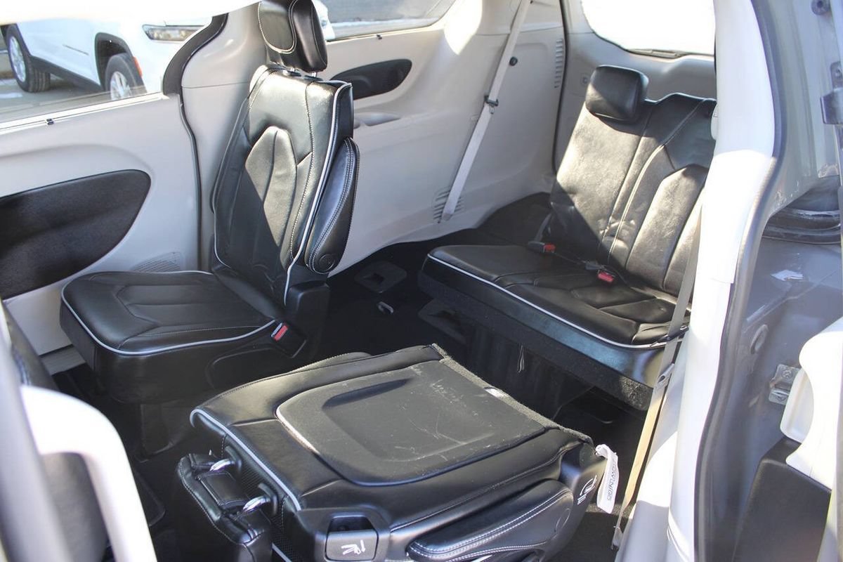 Used 2023 Chrysler Pacifica Limited FWD image 11