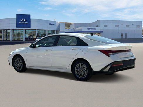 New 2025 Hyundai Elantra SEL image 4