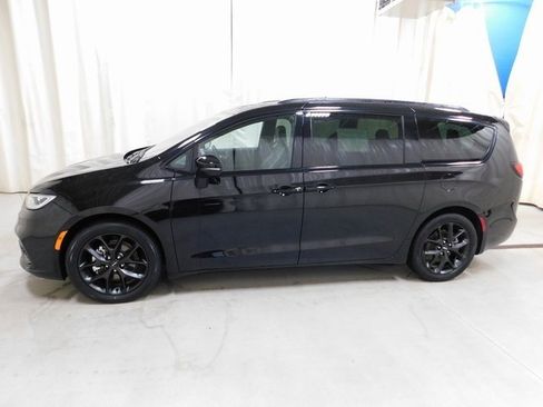 Used 2025 Chrysler Pacifica Limited image 2