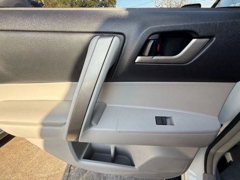 Used 2010 Toyota Highlander SE image 25