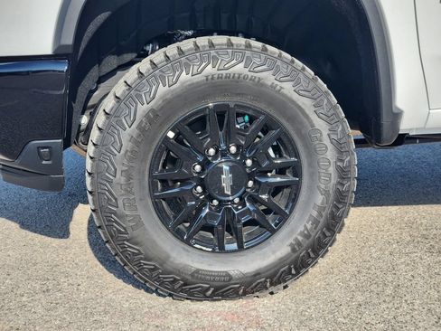New 2026 Chevrolet Silverado 2500 ZR2 AWD/4WD image 9