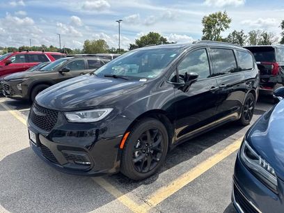 Used 2025 Chrysler Pacifica Limited