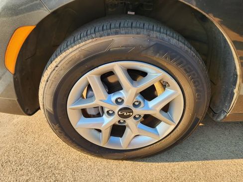 Used 2025 Kia Soul LX w/ LX Technology Package FWD image 9