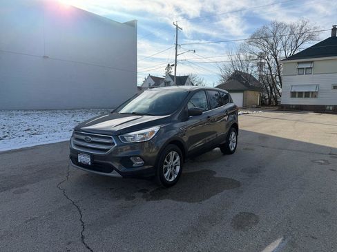 Used 2019 Ford Escape SE image 3