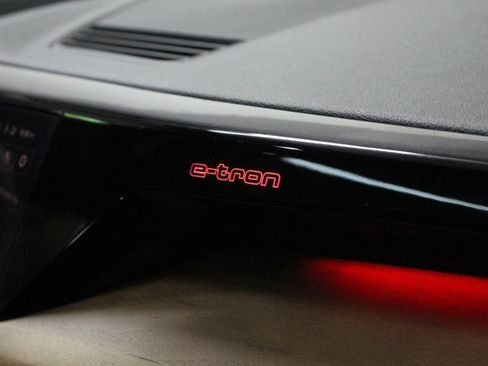 Used 2023 Audi e-tron GT Premium Plus image 28