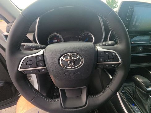 Used 2022 Toyota Highlander XLE AWD/4WD image 16