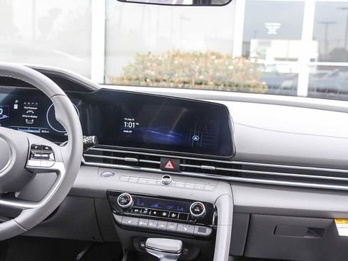 Certified 2025 Hyundai Elantra SEL FWD image 17