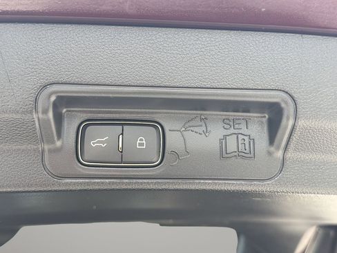 Used 2022 Ford Explorer XLT w/ Equipment Group 202A RWD image 9