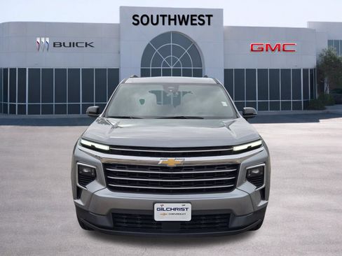 Used 2024 Chevrolet Traverse LT FWD image 2