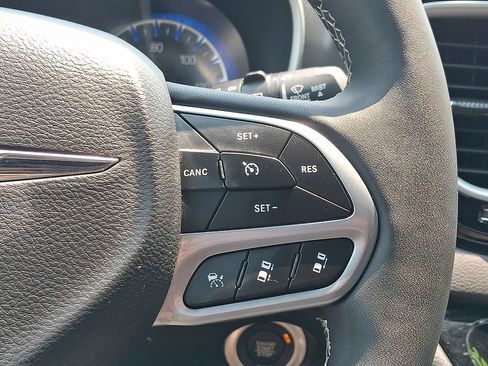 Used 2025 Chrysler Pacifica Select FWD image 10