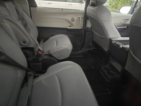 Used 2024 Toyota Sienna XLE FWD image 13