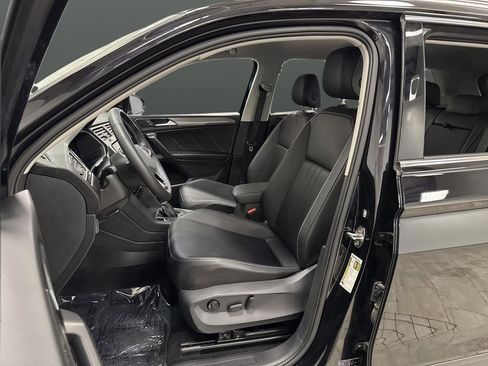 Used 2023 Volkswagen Tiguan SE image 4