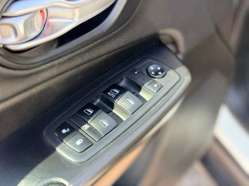 Used 2019 Jeep Cherokee Trailhawk w/ Cold Weather Group AWD/4WD image 19