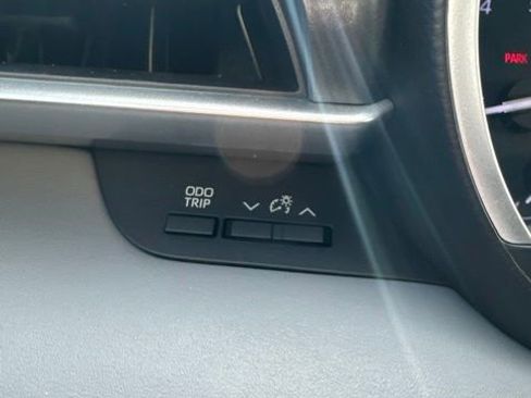 Used 2022 Toyota Highlander XLE FWD image 21