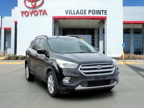 Used 2017 Ford Escape SE w/ Equipment Group 201A image 3
